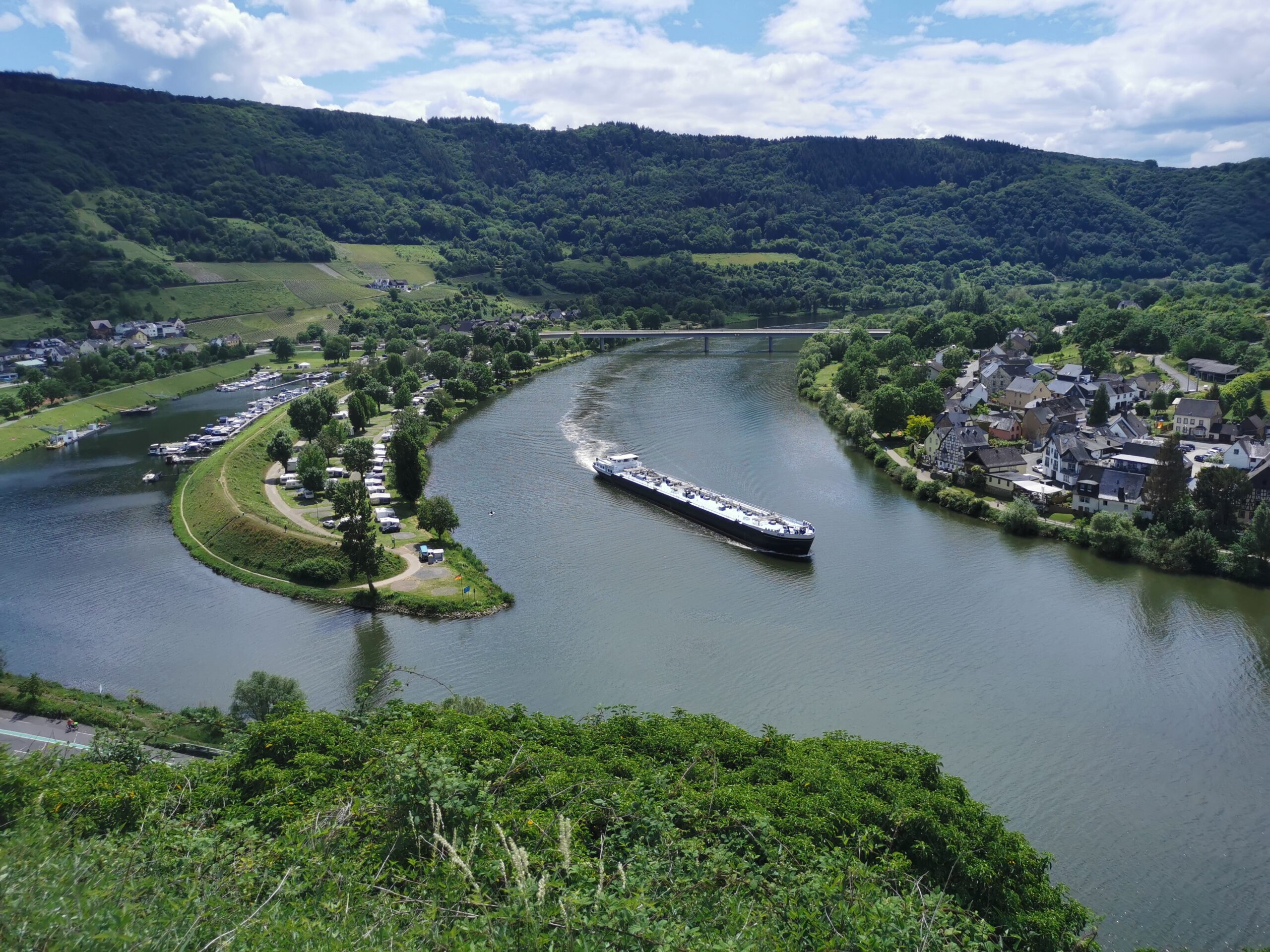 Blick auf die Mosel in Senheim mit Hafen und Campingplatz auf der Landzunge des Hafens
