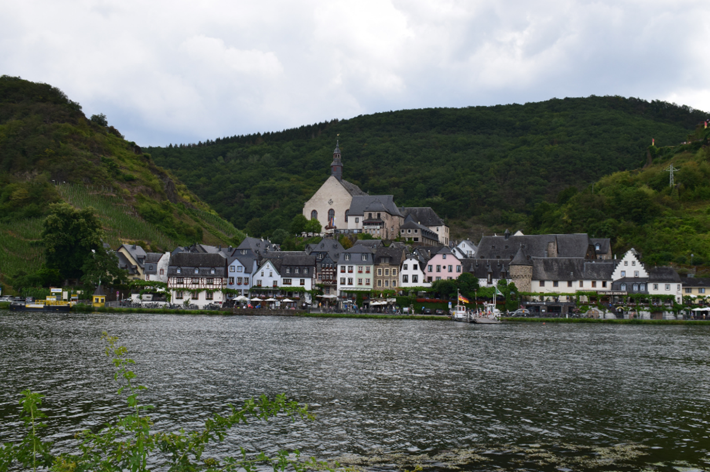 Ein Blick auf Lahnstein vom Rhein aus gesehen