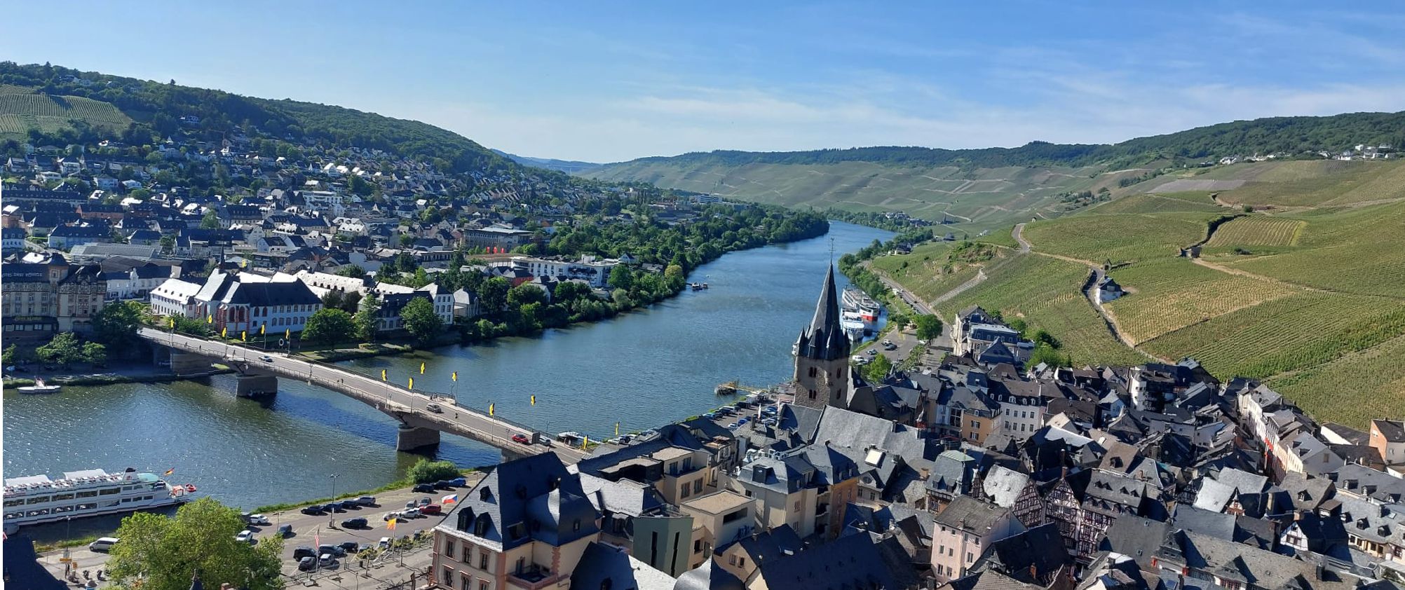 Blick von oben auf die Mittelmosel in Höhe von Bernkastel-Kues