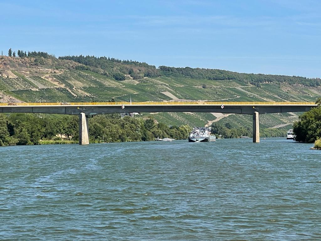 Links ist der Abzweig des Saarkanals zu sehen. Rechts geht es weiter den Rhein-Marne-Kanal entlang.