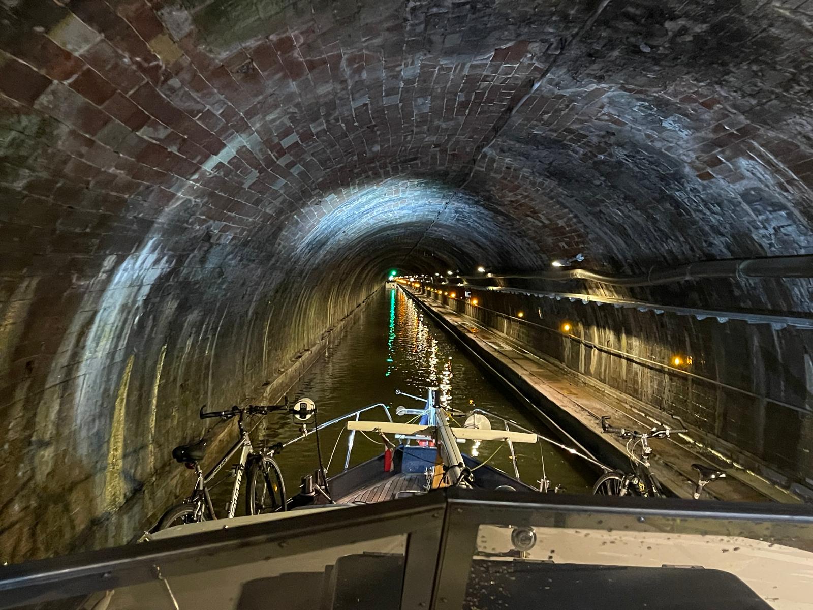Blick in den Tunnel im Bereich des Rhein-Marne-Kanals