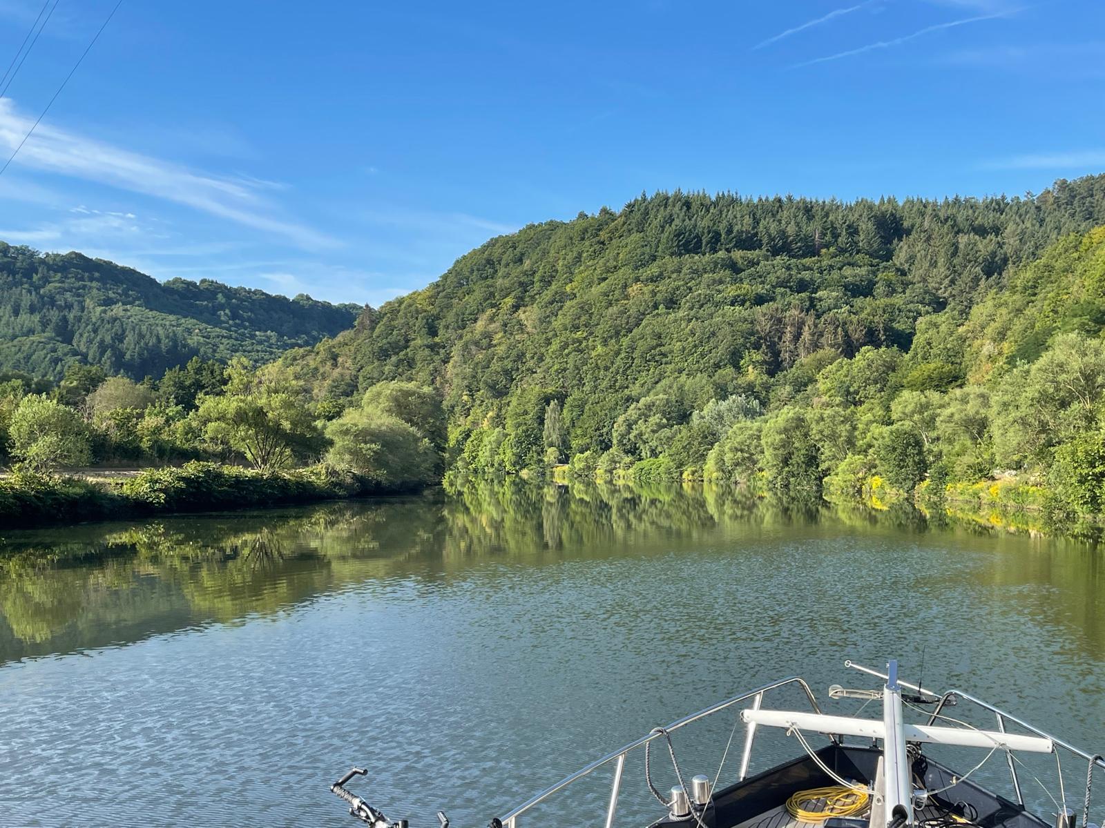 Die Lahn mit ruhigem Fahrwasser und grünen Hügeln