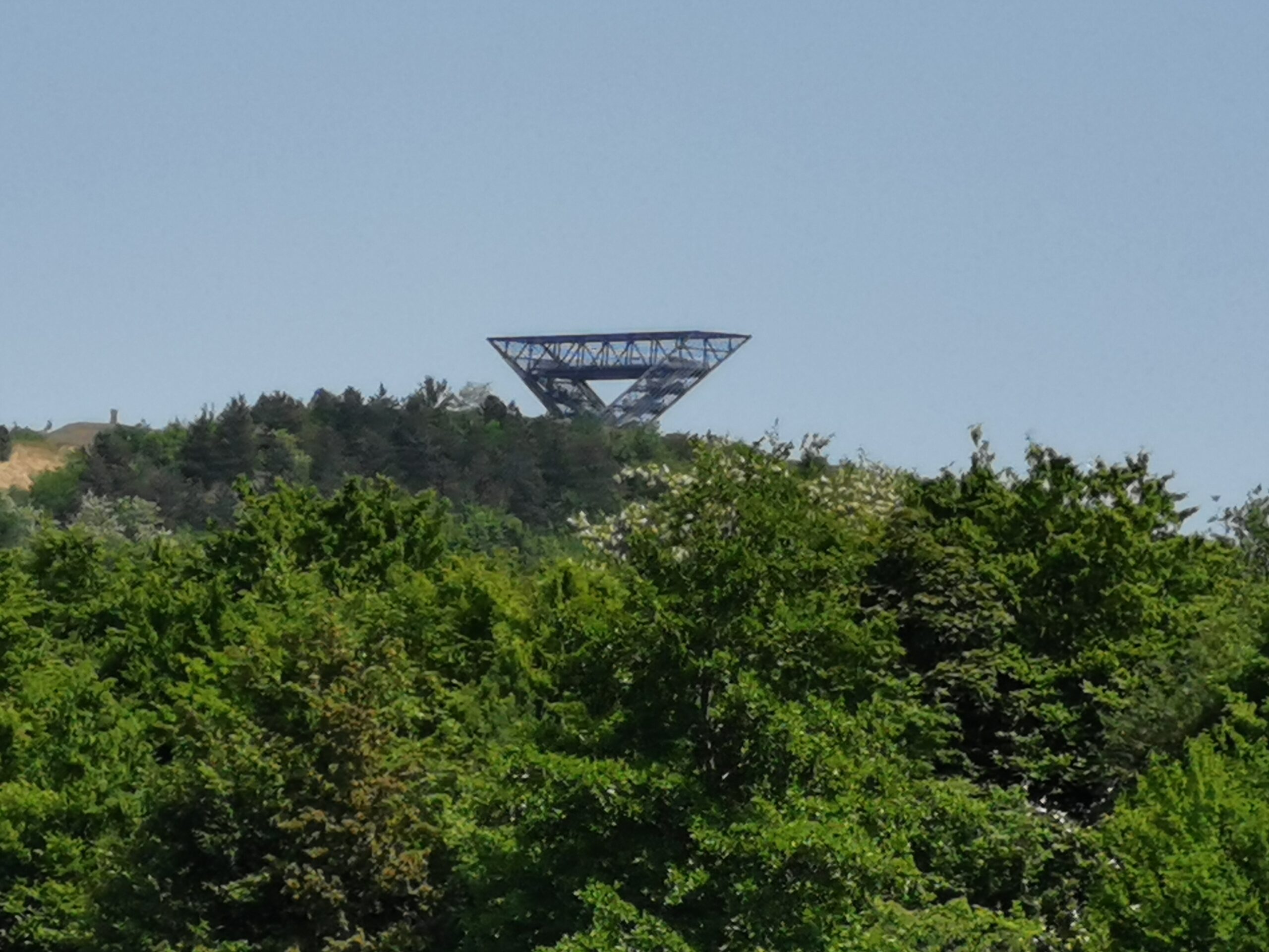 Das Saarpolygon, das Denkmal auf dem Hügel.