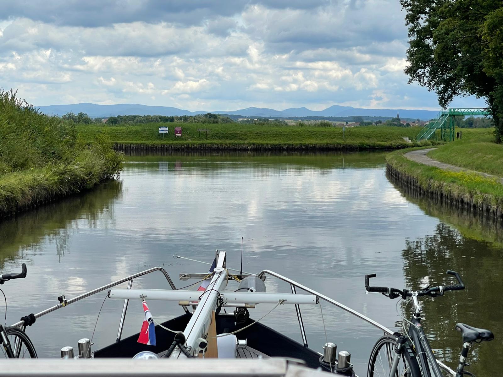 Links ist der Abzweig des Saarkanals zu sehen. Rechts geht es weiter den Rhein-Marne-Kanal entlang.